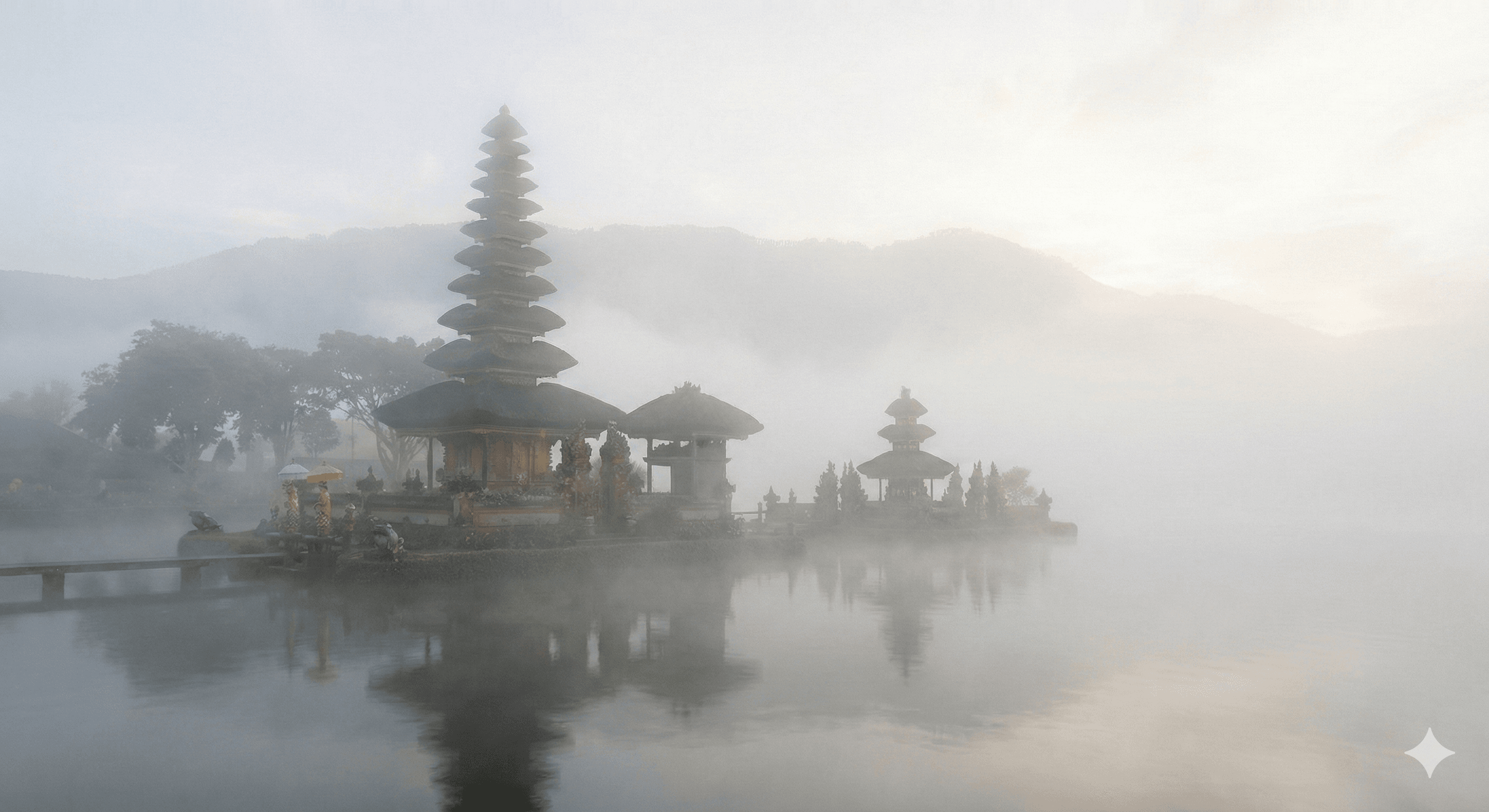Pemandangan Pura Ulun Danu di Balik Kabut